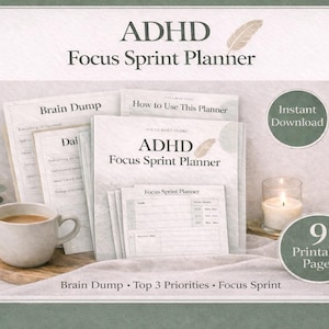 Puede incluir: Un planificador ADHD Focus Sprint con el texto "ADHD Focus Sprint Planner" y "Brain Dump". La imagen incluye una taza de café, una vela y 9 páginas imprimibles. El planificador está diseñado para ayudar con la concentración y la productividad.
