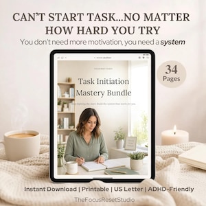 Puede incluir: Una tableta digital muestra el "Task Initiation Mastery Bundle" con una mujer escribiendo. El texto dice "Can't Start Task...No Matter How Hard You Try" y "You don't need more motivation, you need a system." La imagen incluye una taza de café, una vela y un cuaderno. El texto también dice "34 páginas."