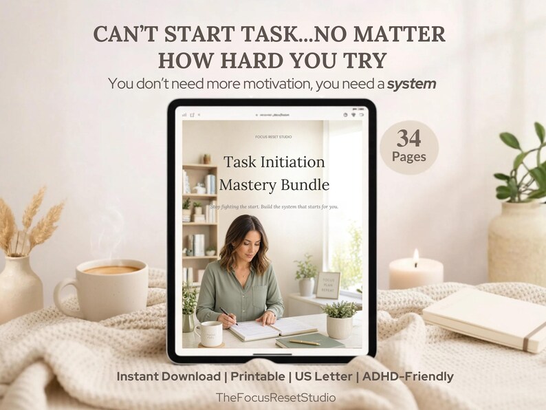 Pode incluir: Um tablet digital exibe o "Task Initiation Mastery Bundle" com uma mulher escrevendo. O texto diz "Can't Start Task...No Matter How Hard You Try" e "You don't need more motivation, you need a system." A imagem inclui uma x&iacute;cara de caf&eacute;, uma vela e um caderno. O texto tamb&eacute;m diz "34 p&aacute;ginas."