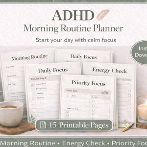 Op de afbeelding: Een verzameling afdrukbare plannerpagina's voor ADHD, inclusief een ochtendroutine, dagelijkse focus en energiecontrole. De pagina's worden weergegeven met een kopje koffie, een brandende kaars en een pen. De tekst luidt "ADHD Morning Routine Planner."