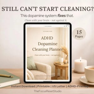 Puede incluir: Una tableta digital muestra un planificador de limpieza de dopamina para el TDAH con el texto "Still Can't Start Cleaning?" y "This dopamine system fixes that." La imagen incluye una taza de café, una vela y un libro. El planificador tiene 15 páginas.