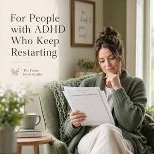 Pode incluir: Uma mulher de cardigan verde senta-se numa poltrona verde, lendo pap&eacute;is. O texto "For People with ADHD Who Keep Restarting" est&aacute; no topo. Uma ch&aacute;vena de caf&eacute; e um livro est&atilde;o numa mesa pequena. O logotipo The Focus Reset Studio &eacute; vis&iacute;vel.