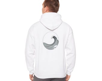 Peut inclure: Un sweat à capuche blanc avec un motif de vague grise et blanche à l'intérieur d'un cercle au dos. Le motif de la vague présente des nuances de gris et de blanc, créant une esthétique minimaliste. Le sweat à capuche a une capuche à cordon et une poche kangourou.