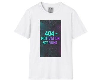 Könnte beinhalten: Weißes T-Shirt mit dem Text "404 - MOTIVATION NOT FOUND" in Türkis und Lila, vor einem Leiterplattendesign. Das T-Shirt hat einen Rundhalsausschnitt und kurze Ärmel. Das Etikett lautet "KCA DESIGN".