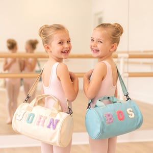 Personalisierte Chenille-Sporttasche mit Namensaufnäher für Kinder, Sport-Wochenendtasche mit Schwimmmotiv, Reisetasche für Ballettcamps, Geschenk für Mädchen, Jungen und Teenager