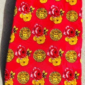 Corbata de seda vintage Gianni Versace, rosa coral, oro, Medusa, hecha en España. ¡Una declaración de estilo! imagen 3