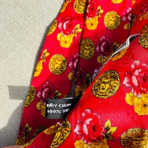 Corbata de seda vintage Gianni Versace, rosa coral, oro, Medusa, hecha en España. ¡Una declaración de estilo! imagen 5