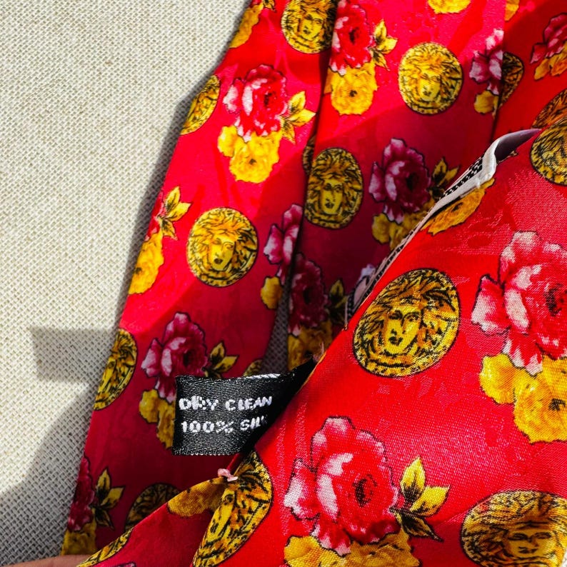 Corbata de seda vintage Gianni Versace, rosa coral, oro, Medusa, hecha en España. ¡Una declaración de estilo! imagen 5