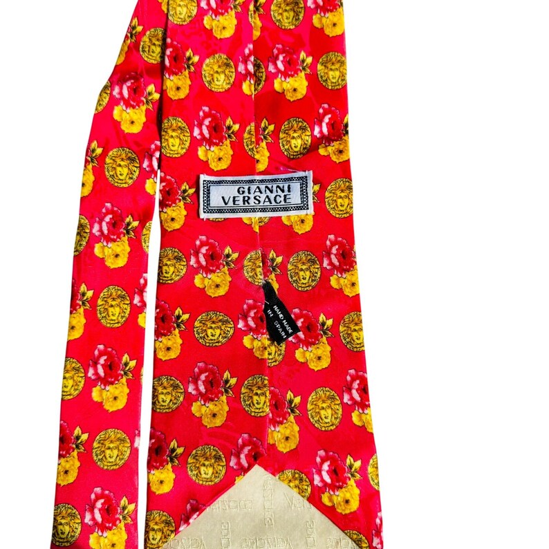 Corbata de seda vintage Gianni Versace, rosa coral, oro, Medusa, hecha en España. ¡Una declaración de estilo! imagen 4