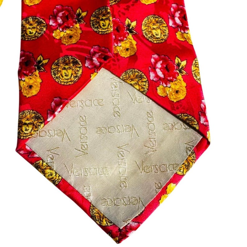 Corbata de seda vintage Gianni Versace, rosa coral, oro, Medusa, hecha en España. ¡Una declaración de estilo! imagen 6