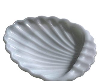 Plato decorativo vintage de cristal opalino blanco con forma de concha marina festoneada, estilo costero y náutico.