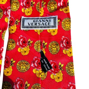 Corbata de seda vintage Gianni Versace, rosa coral, oro, Medusa, hecha en España. ¡Una declaración de estilo! imagen 1