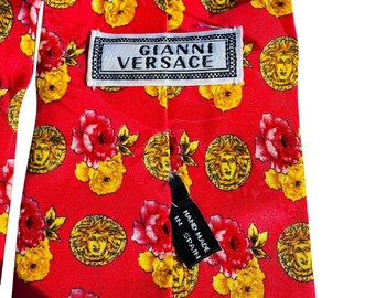 Corbata de seda vintage Gianni Versace, rosa coral, oro, Medusa, hecha en España. ¡Una declaración de estilo!