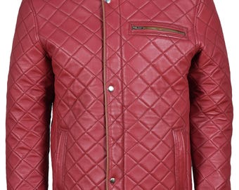 Chaqueta de cuero acolchada color burdeos para hombre: estilo motero de corte entallado.