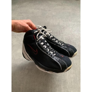 Puede incluir: Par de zapatillas altas Nike Max Air negras y rojas. Las zapatillas tienen cordones blancos, una entresuela blanca y un logo Nike rojo. Las palabras "MAX AIR" est&aacute;n impresas en el lateral del zapato.