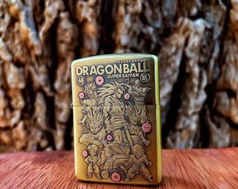 Encendedor Zippo 3D de Dragon Ball Z: Arte Super Saiyan, acabado en oro antiguo.