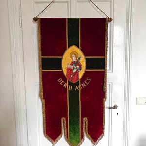 Antique Catholic Processional Banner 1898 – Saint Agnes – Velvet with Embroidery, Gold Fringe & Jacquard Backing (150×80 cm)