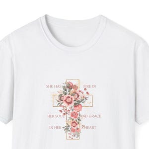 フローラルクロスTシャツ：インスピレーションあふれるクリスチャンアパレル
