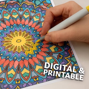 Puede incluir: Una p&aacute;gina para colorear con un dise&ntilde;o de mandala complejo con secciones vibrantes en amarillo, naranja, rojo, azul y morado. Un marcador amarillo se sit&uacute;a sobre el papel, que incluye el texto blanco DIGITAL & PRINTABLE en la esquina.