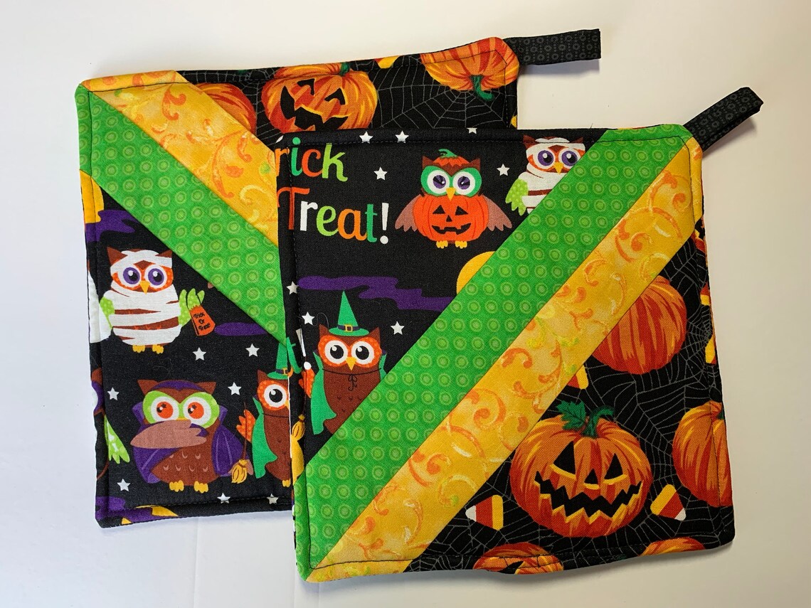 Pieced Halloween hot pad for your teachers