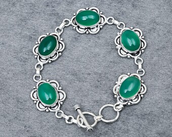 Armband aus grünem Onyx und Neusilber – Armband mit floralem Edelsteinrahmen und Knebelverschluss