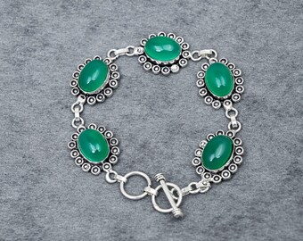 Armband aus grünem Onyx-Cabochon und Neusilber – Armband mit floralem Halo-Edelstein und Knebelverschluss