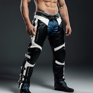 Puede incluir: Chaps de cuero negro y blanco con un diseño contrastante. Los chaps presentan una franja blanca en los laterales, rodilleras y múltiples cierres de hebilla. Los chaps se usan sobre unos vaqueros azules.