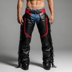 K&ouml;nnte beinhalten: Schwarze Lederchaps mit roten Akzenten und Fransen. Die Chaps haben einen roten Bund und rote Zierleisten. Sie werden &uuml;ber einer blauen Jeans getragen und mit einem schwarzen G&uuml;rtel befestigt.