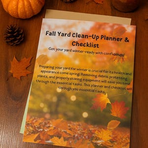 Könnte beinhalten: Herbstliches Bild mit einem Kürbis, Tannenzapfen und einer brennenden Kerze im Glas. Ein Planer mit dem Titel "Fall Yard Clean-Up Planner & Checklist" ist zu sehen, mit Text zur Vorbereitung des Gartens auf den Winter. Herbstblätter sind verstreut.