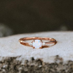 Bague opale naturelle, opale ronde, opale de feu design, bague empilable en argent sterling, bague de promesse, bague unique, pierre de naissance d'octobre