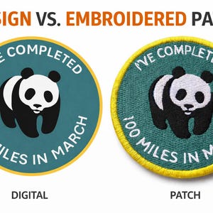 Op de afbeelding: Vergelijking van een digitaal ontwerp en een geborduurde patch. Beide tonen een panda-illustratie met de tekst "I'VE COMPLETED 100 MILES IN MARCH" in een cirkelvormig ontwerp. De digitale versie heeft een gele rand, de patch heeft een gestikte gele rand.