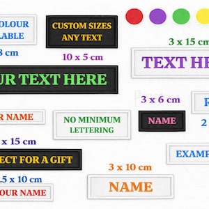 Può includere: Varie toppe rettangolari con testo, in diversi colori e dimensioni. Alcune toppe hanno testo come "ANY COLOUR AVAILABLE", "CUSTOM SIZES ANY TEXT", "YOUR TEXT HERE", "YOUR NAME", "NO MINIMUM LETTERING", "PERFECT FOR A GIFT" e "EXAMPLE". Misure in cm.