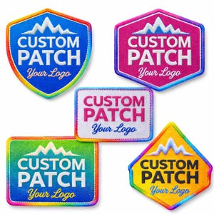 Könnte beinhalten: Fünf individuelle Aufnäher in verschiedenen Formen, darunter ein Schild und ein Sechseck. Jeder Aufnäher zeigt den Text "CUSTOM PATCH" und "Your Logo" in Weiß mit einem Bergmotiv. Die Aufnäher haben farbige Ränder.