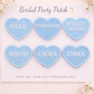 Può includere: Toppe a forma di cuore azzurro con testo ricamato bianco. Le toppe riportano "BRIDE", "BRIDESMAID", "MAID OF HONOR", "SARAH", "LAURA" e "EMMA". Le toppe sono per un addio al nubilato, da stirare e personalizzate.