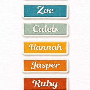 Könnte beinhalten: Rechteckige, gestickte Namensschilder in verschiedenen Farben mit weißen Schriftzügen: Ryan, Zoe, Caleb, Hannah, Jasper und Ruby. Die Patches haben einen weißen Rand und sind vor einem weißen Hintergrund platziert.