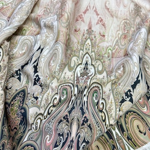 Tessuto in raso di seta vintage Paisley per abiti, camicette e sciarpe di design italiano (larghezza 150 cm/59&quot;)