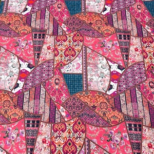 Könnte beinhalten: Ein lebendiges Patchwork-Design mit floralen, geometrischen und Paisley-Mustern in Pink, Lila, Orange und Türkis. Der Stoff hat ein strukturiertes Aussehen, wobei jeder Patch in einer dunkleren Farbe umrandet ist.