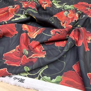 Peut inclure: Tissu sombre orné d'un motif floral de grands coquelicots rouges et de feuilles vertes. Les coquelicots sont richement détaillés, sur un fond sombre. Le tissu présente un léger éclat et une texture.