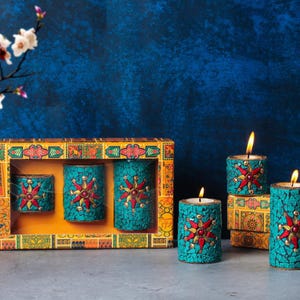Könnte beinhalten: Ein Set aus drei Keramikbechern mit gesprenkelter, matter Oberfläche. Jeder Becher hat eine andere Farbe: hellblau, cremefarben und grau. Die Becher haben ein schlichtes, modernes Design und einen bequemen Griff.