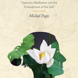 Pode incluir: Capa do livro "INWARD" de Michal Pagis, com o subtítulo "Vipassana Meditation and the Embodiment of the Self". O design apresenta um perfil humano preenchido com uma flor de lótus branca e folhas verdes sobre um fundo creme.