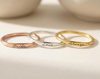 Anillo de graduación personalizado con nombre, anillo apilable liso personalizado, delicado regalo grabado para graduada, joyería para la promoción de 2026.