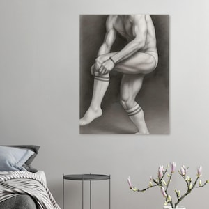 Op de afbeelding: Een zwart-wit kunstwerk dat een persoon in een dynamische pose toont, met de nadruk op de benen en torso. De persoon draagt gestreepte sokken en een armband. Het kunstwerk is een studie van de menselijke anatomie en vorm.