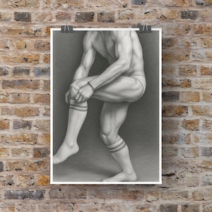 Op de afbeelding: Een grijstinten potloodtekening van een persoon in sportsokken met twee strepen en een polsbandje. De persoon bevindt zich in een bewegingshouding, met één been gebogen en het andere uitgestrekt. Het kunstwerk wordt op wit papier getoond.