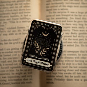 Support magnétique Kindle pour lecteur nocturne | Romance sombre | Cadeau gothique pour les amoureux des livres