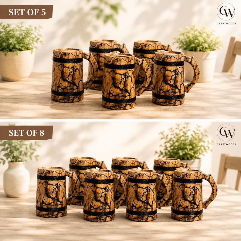 Pu&ograve; includere: Un set da cinque e un set da otto boccali in legno con venature naturali color marrone chiaro, motivi scuri screpolati e due fasce nere orizzontali. Ogni boccale ha un manico robusto e una forma cilindrica, presentati in due gruppi.