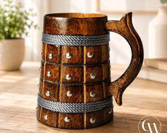 Può includere: Un boccale da birra in legno marrone scuro con un motivo a griglia di borchie metalliche color argento. Il boccale è decorato con due fasce orizzontali di corda intrecciata color argento, una vicino alla parte superiore e una alla base, con manico curvo.