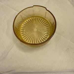 Vintage gul smörskål i glas. Okänd tillverkare.