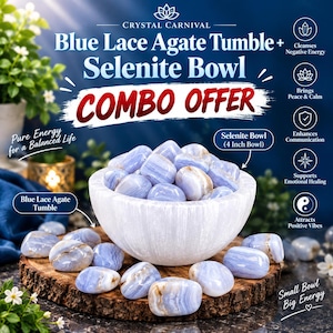 Könnte beinhalten: Eine weiße Selenitschale mit einem Durchmesser von 10 cm, gefüllt mit glatten, hellblauen Spitzenachat-Trommelsteinen. Die Steine weisen weiß-hellblaue Streifenmuster auf. Das Set ist auf einer runden Holzscheibe platziert.