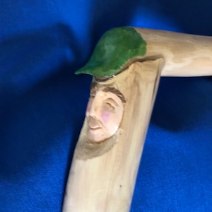 Spazierstockgesicht mit Kappe handgeschnitzt