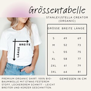 Puede incluir: Una camiseta blanca con una tabla de tallas en alem&aacute;n. La tabla muestra tallas de la S a la 3XL con medidas en cent&iacute;metros. El texto en la camiseta dice "BREITE" y "L&Auml;NGE". La camiseta es de algod&oacute;n org&aacute;nico.